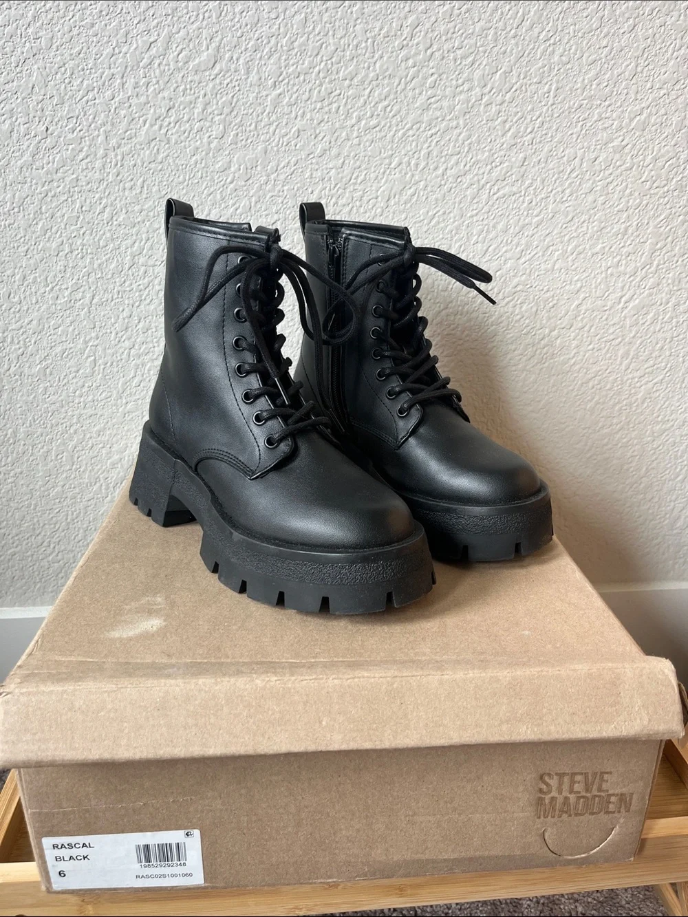 Steve Madden NIB Black Platform Lace-Up Combat Boots - Picture 1 of 5
